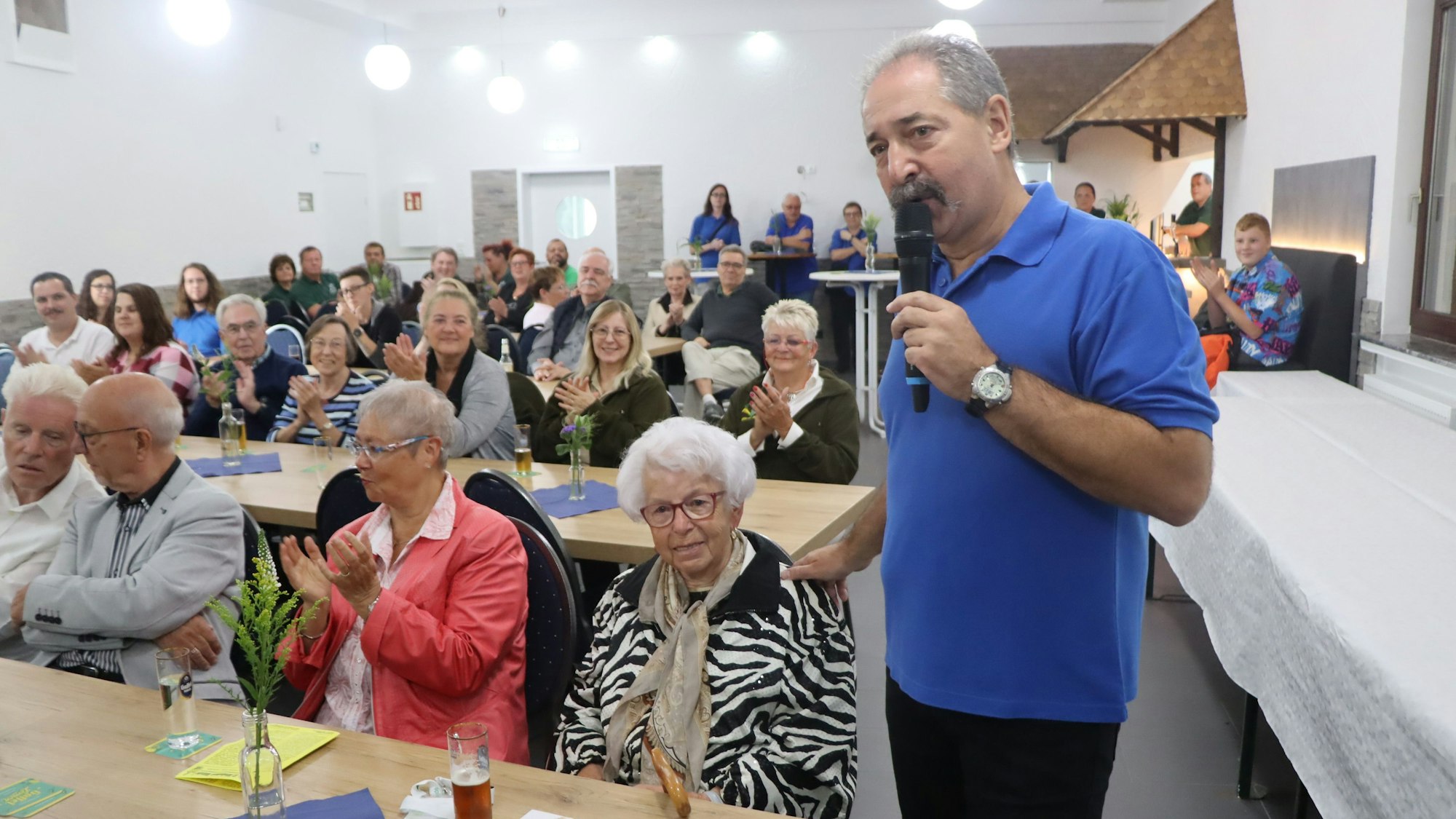 Blick in das neue Vereinsheim. Viele Gäste sind zum ersten Treffen gekommen.
