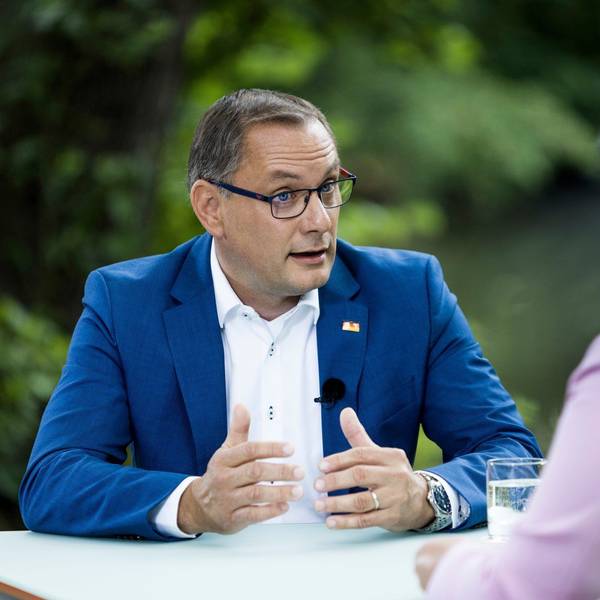 Tino Chrupalla, AfD-Bundessprecher, und Moderatorin Shakuntala Banerjee beim ZDF-„Sommerinterview“.