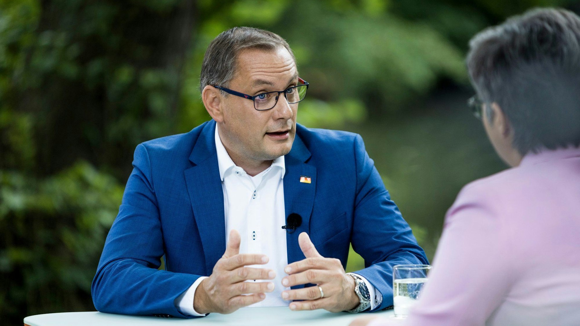 Tino Chrupalla, AfD-Bundessprecher, und Moderatorin Shakuntala Banerjee beim ZDF-„Sommerinterview“.