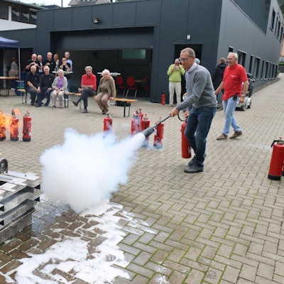 Löschübungen Haushaltsbrände, Löschen eines brennenden Motors mit CO2