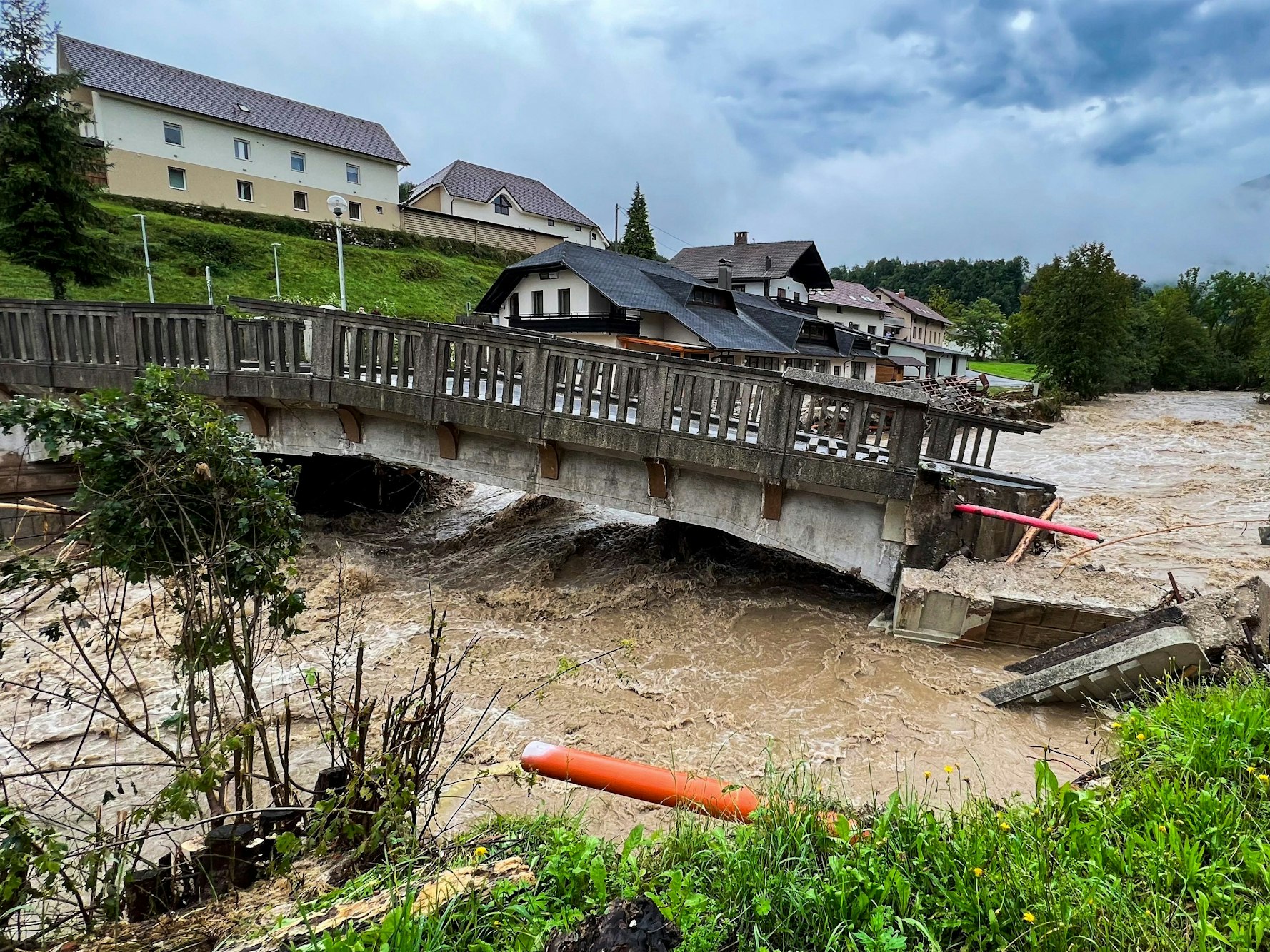 Eine eingestürzte Brücke in der Nähe der Stadt Kamnik.