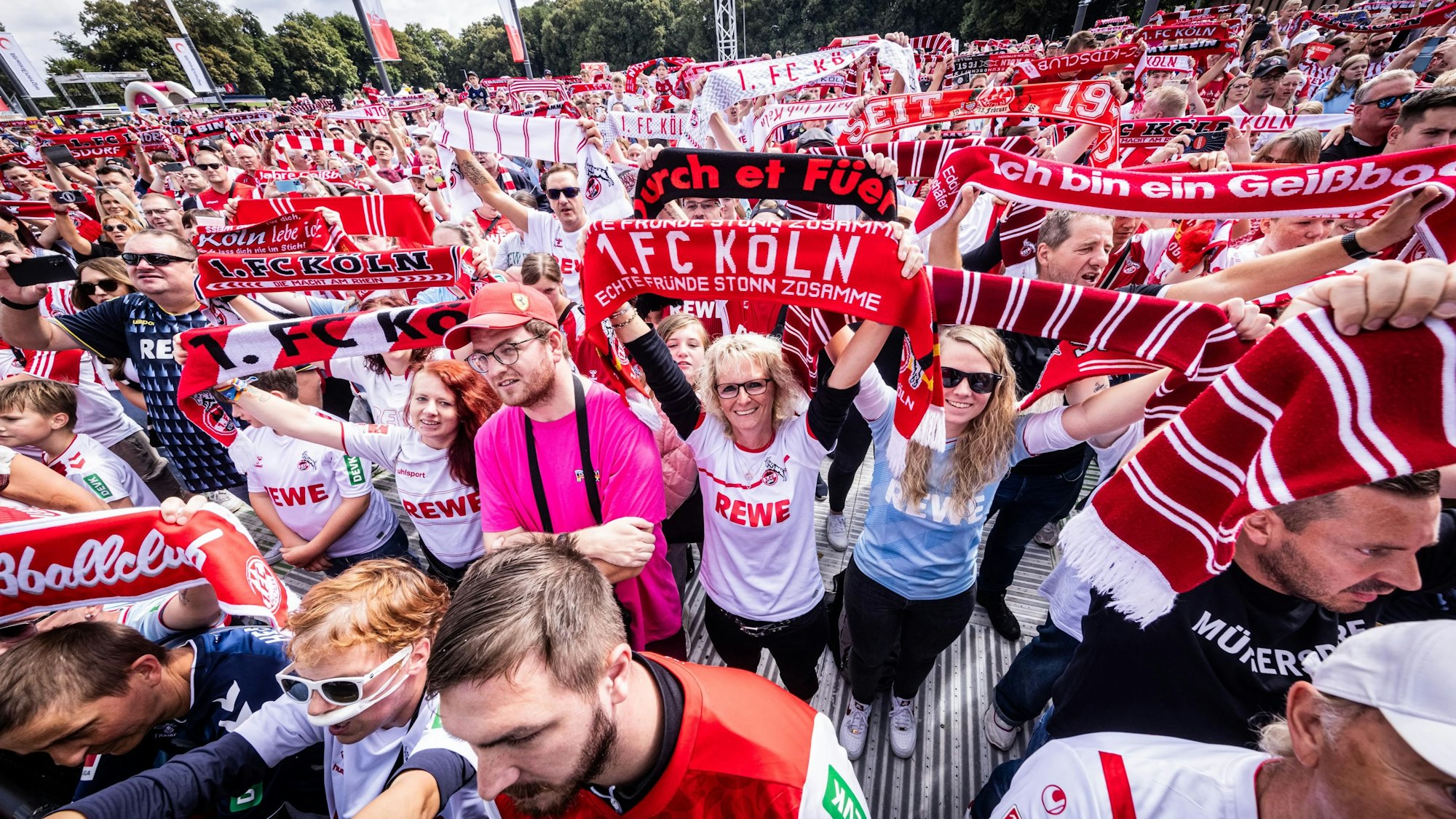 Tausende treue Fans kamen zum Saisonauftakt des „Effzeh“.