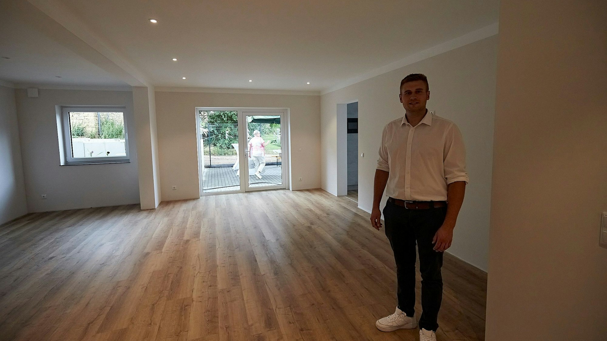 Luca Arns im noch unmöblierten Gemeinschaftsraum.