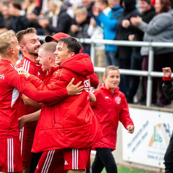 Die Spieler des TuS Zülpich bejubeln den Kreispokal-Gewinn.