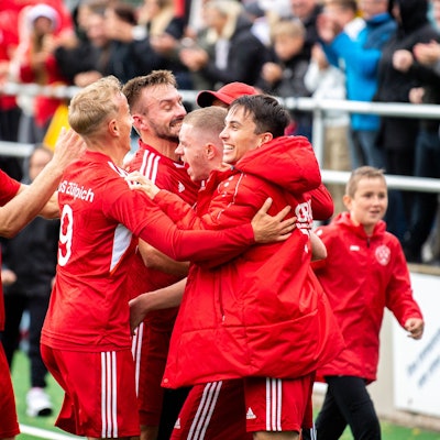 Die Spieler des TuS Zülpich bejubeln den Kreispokal-Gewinn.