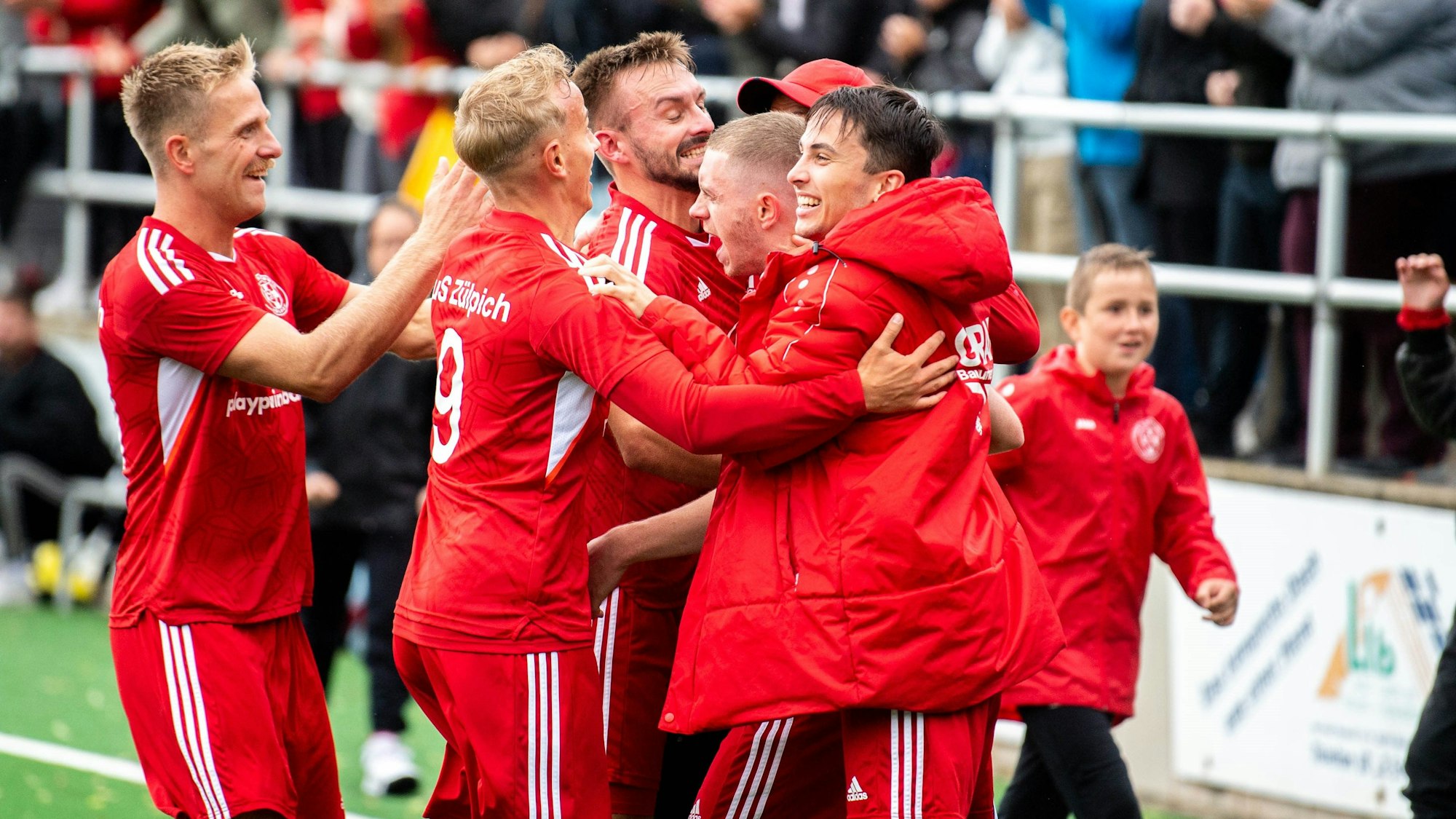 Spieler des TuS Zülpich bejubeln den Kreispokalsieg.