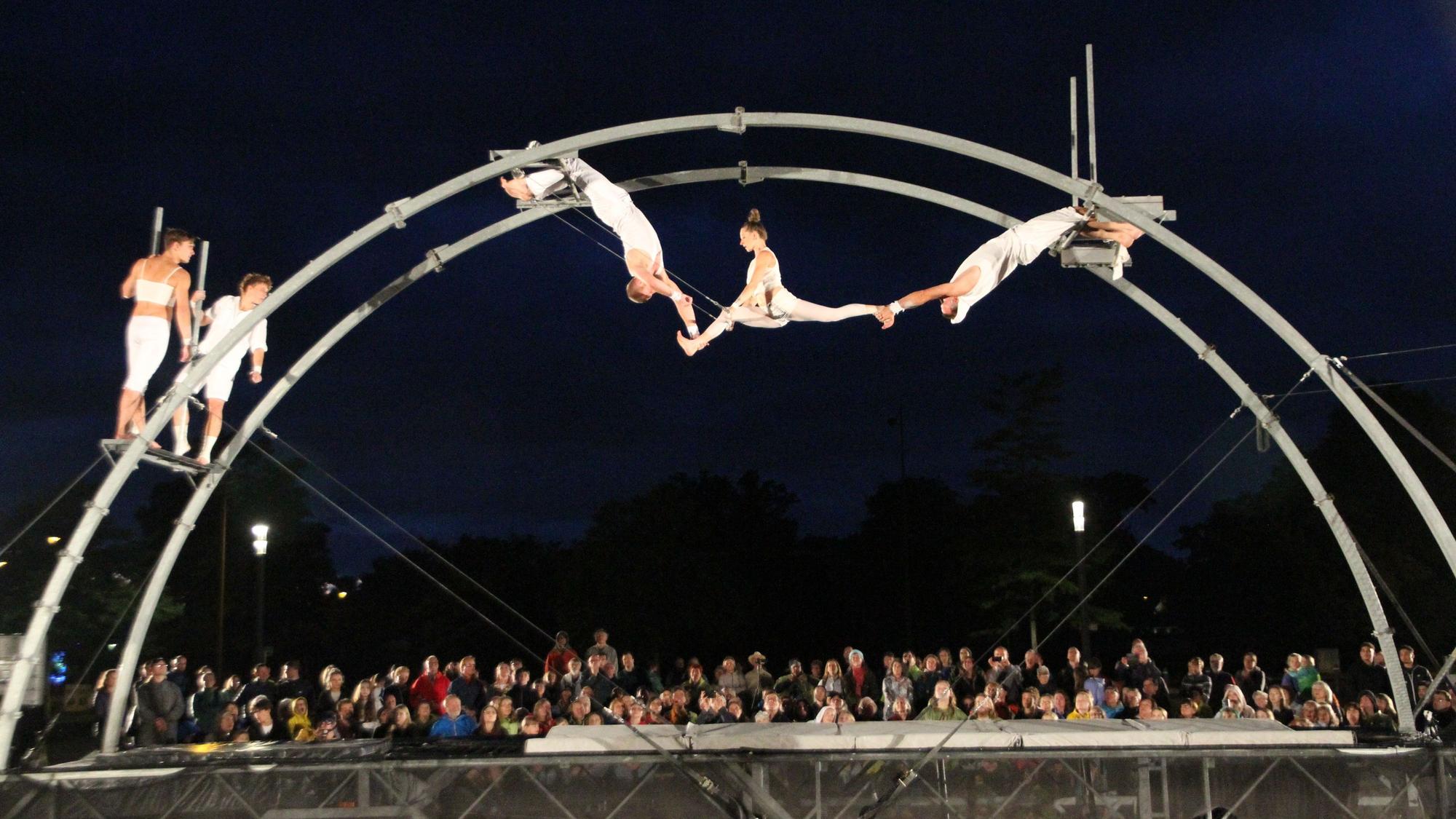 Trapezartisten zeigen eine Show auf dem Festplatz an der Troisdorfer Stadthalle.
