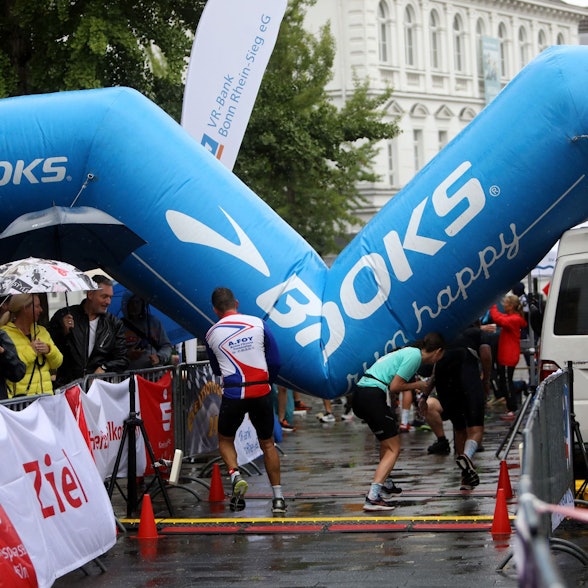 Der Zielbogen bei einem Wettkampf ist eingeknickt.