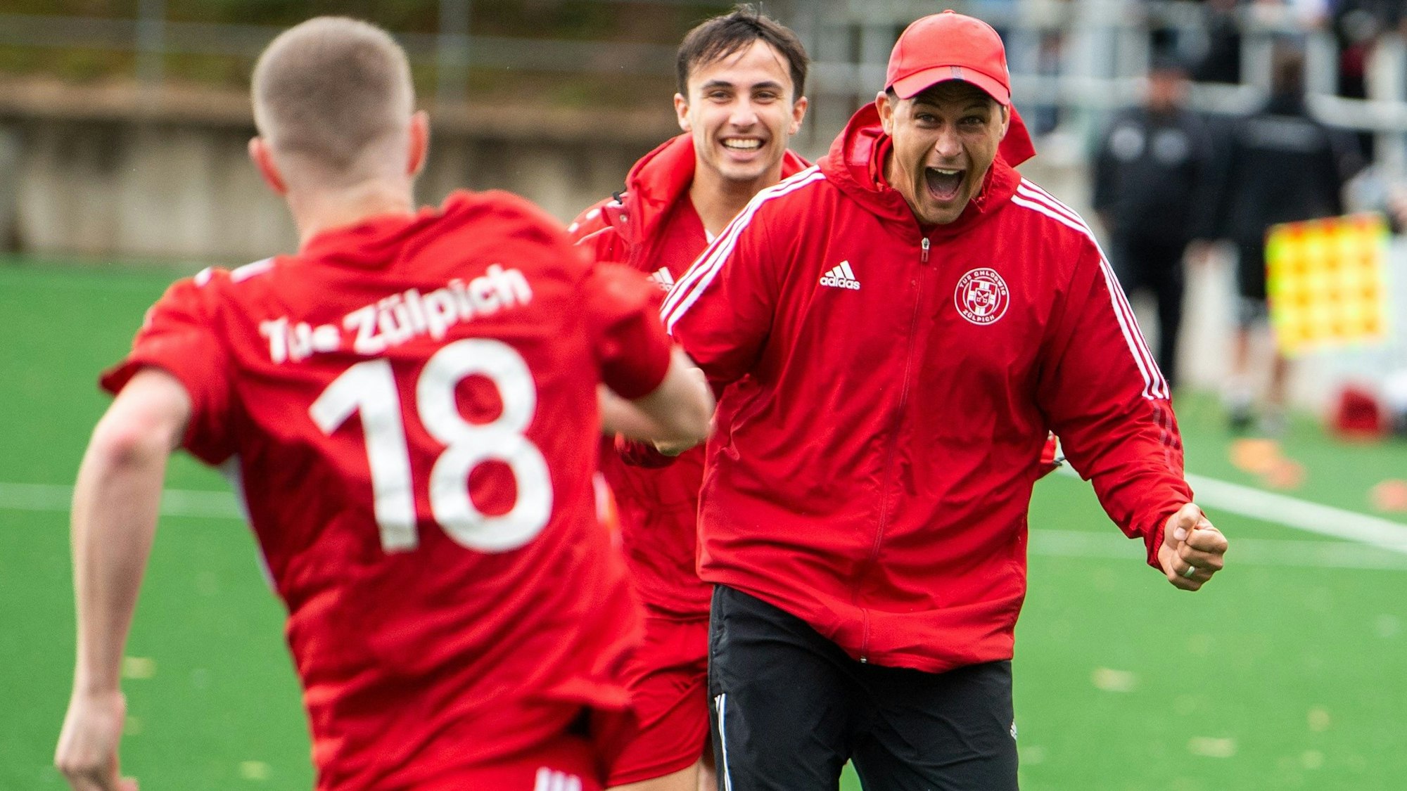 Das Bild zeigt den jubelnden Trainer David Sasse, wie er auf seinen Spieler zuläuft.