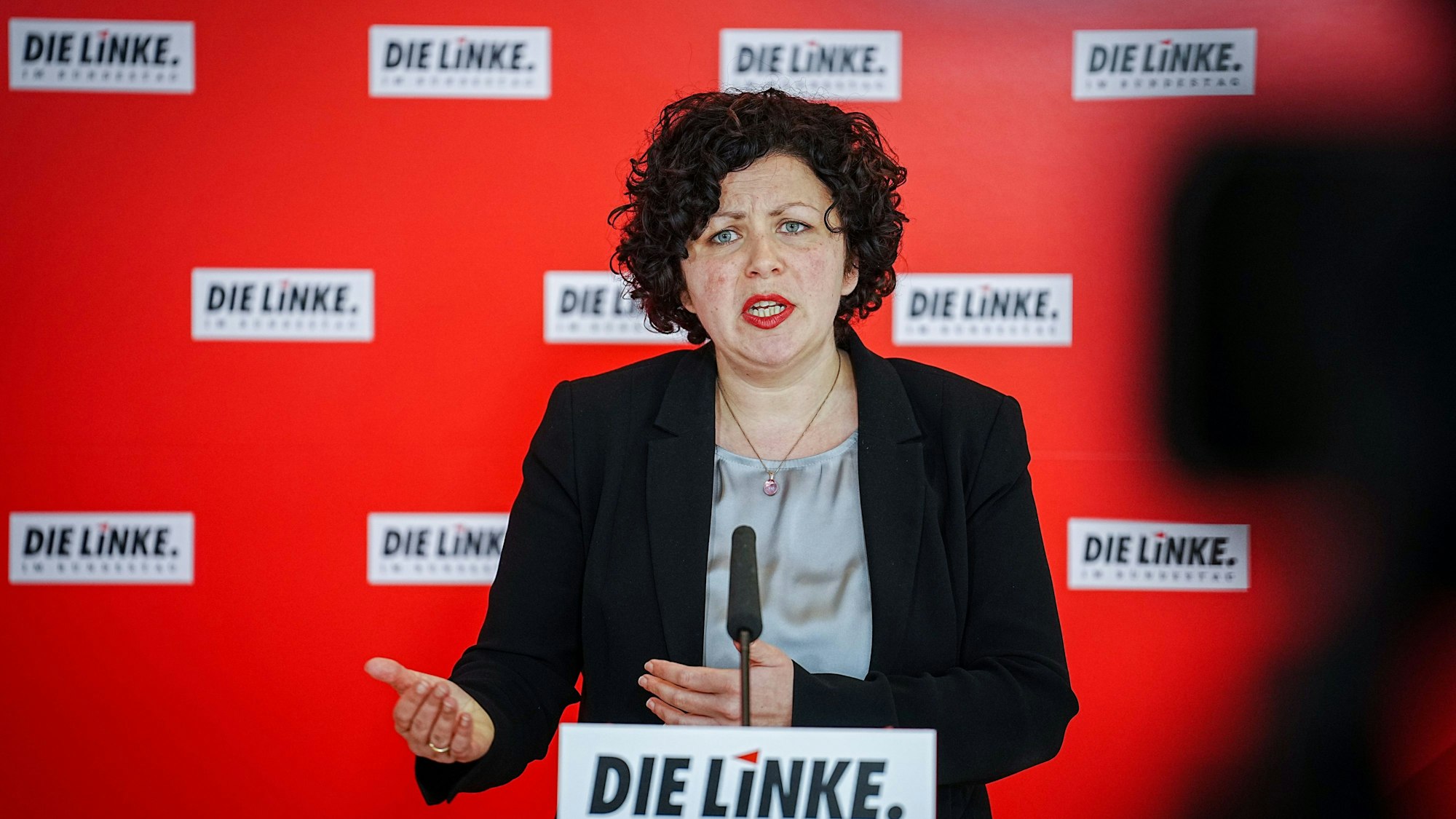 Amira Mohamed Ali gibt ein Pressestatement zu Beginn der Fraktionssitzung ihrer Partei.