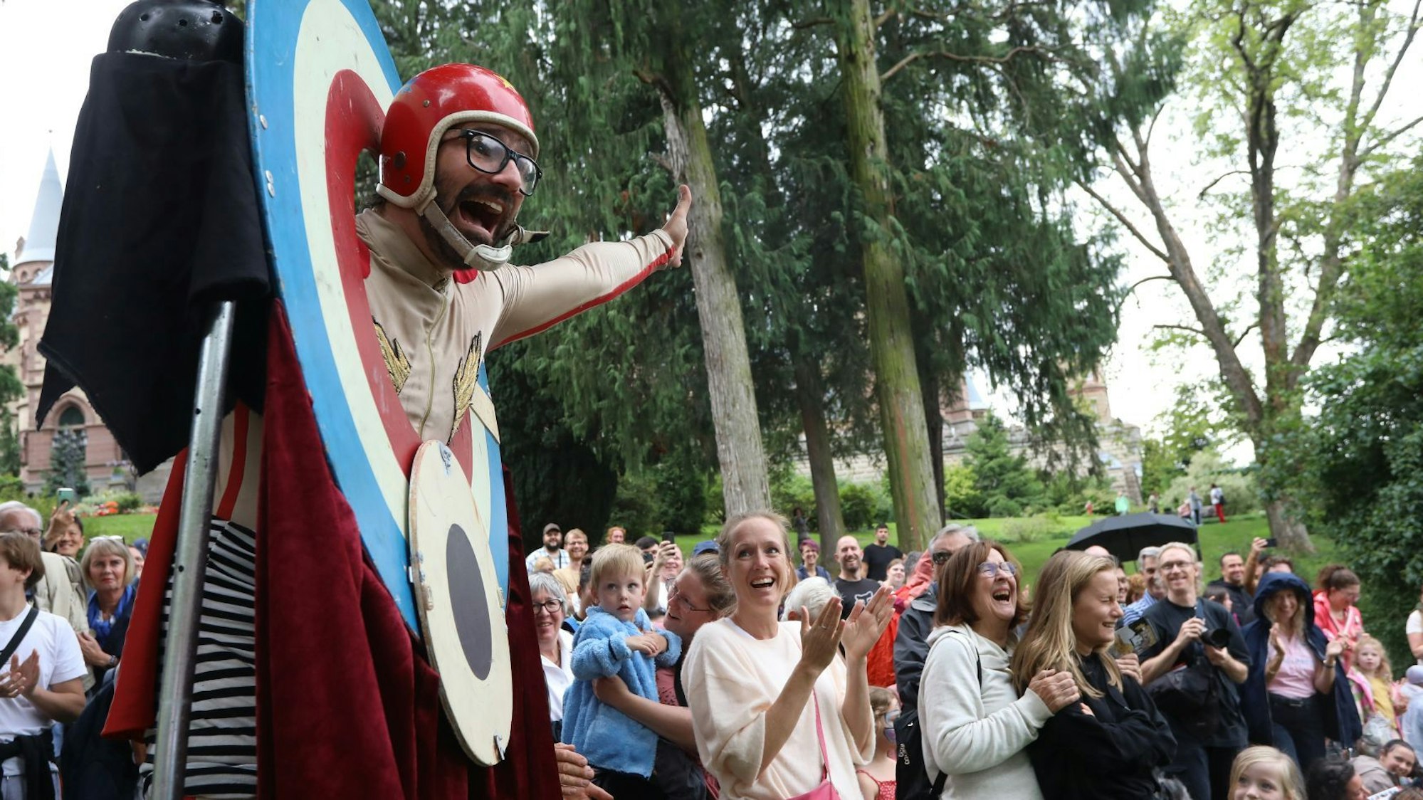 Lachende und klatschende Zuschauer sind begeistert von einer Comedyshow der Darsteller von „The incredible Box“.
