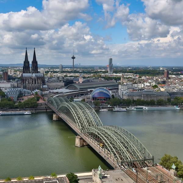 Ein bisschen blauer Himmel über der Hohenzollernbrücke und dem Kölner Dom – derzeit ein seltener Anblick.