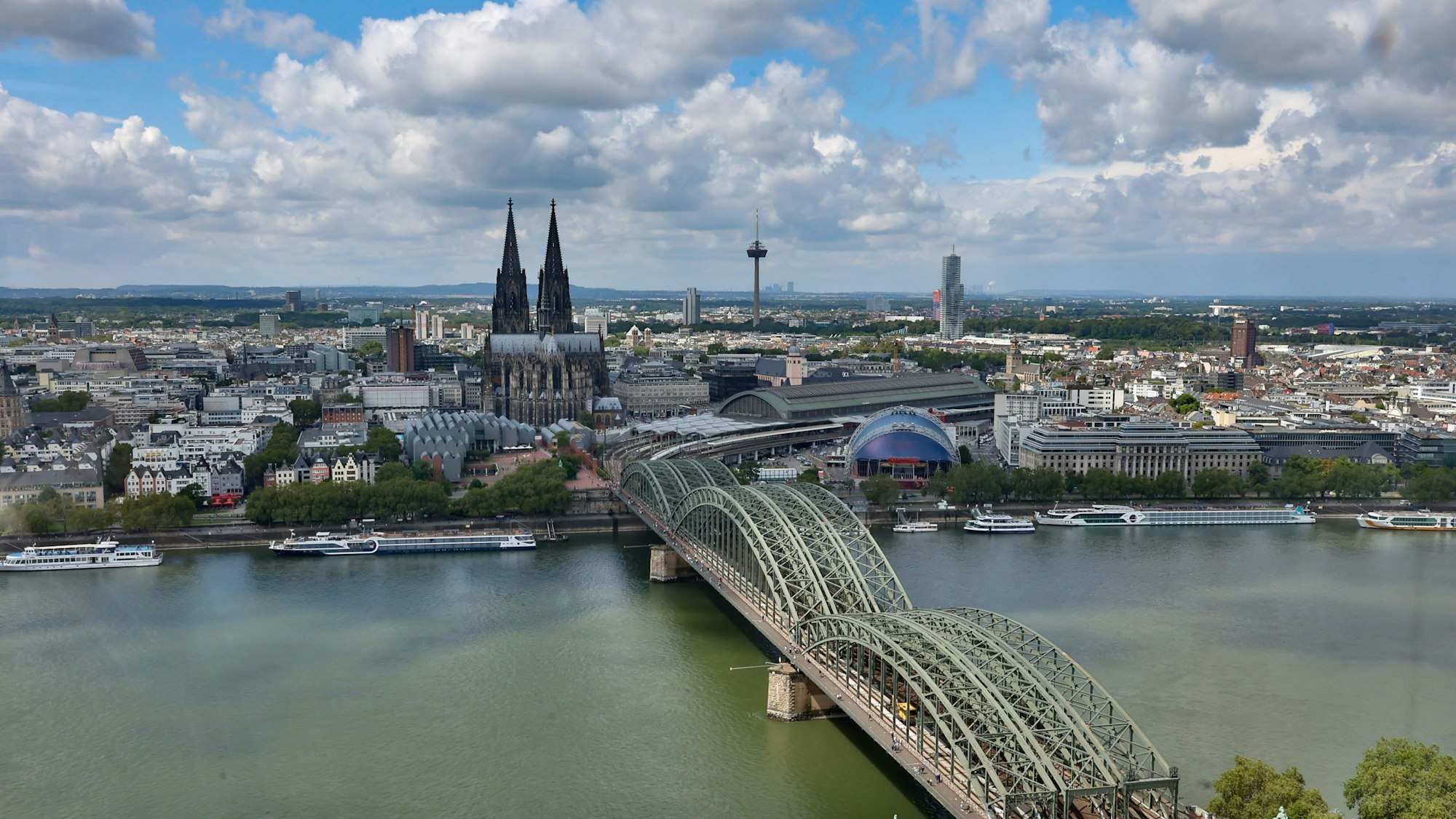 Ein bisschen blauer Himmel über der Hohenzollernbrücke und dem Kölner Dom – derzeit ein seltener Anblick.