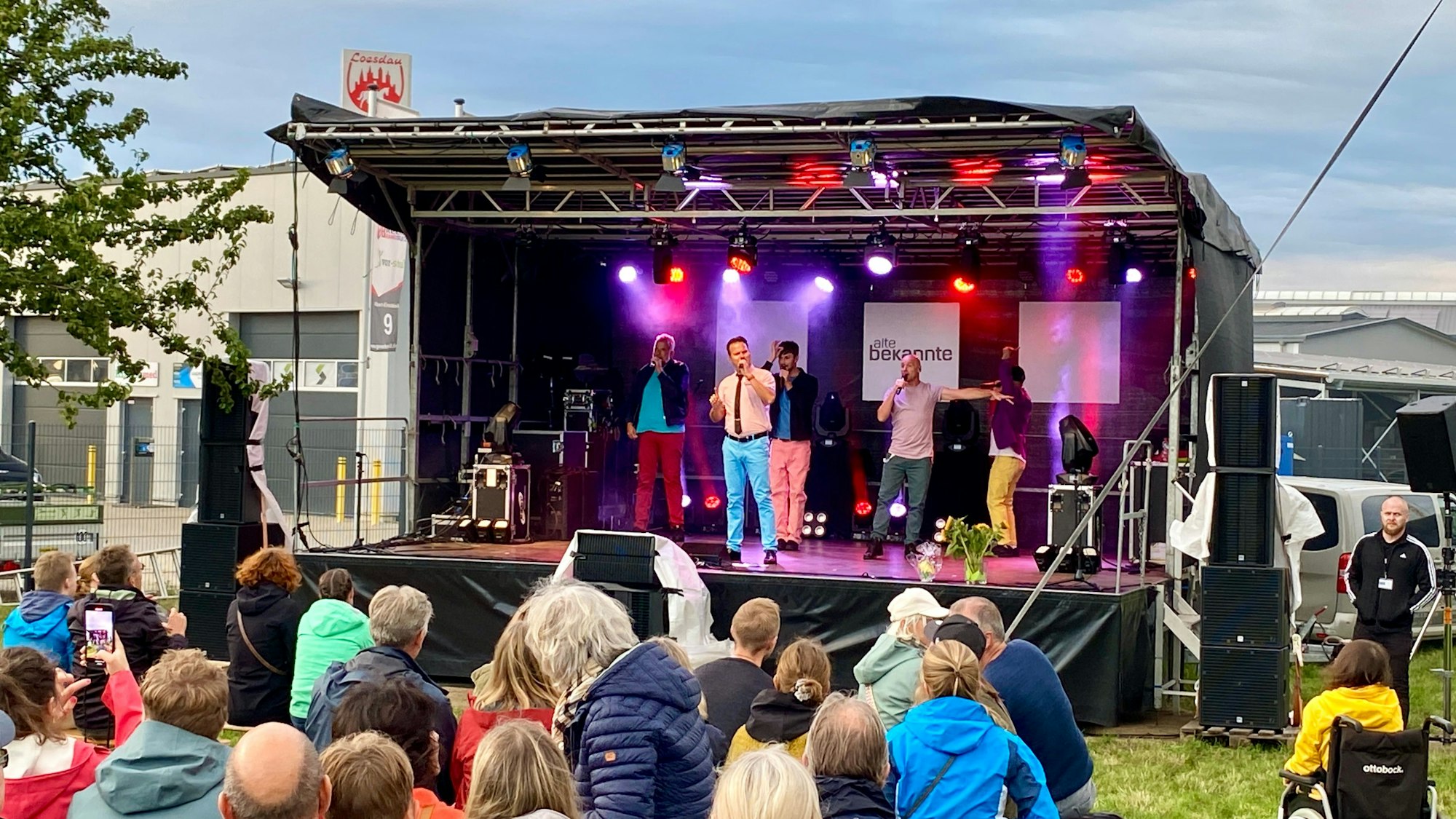 Das Foto zeigt die Band Alte Bekannte bei ihrem Auftritt.