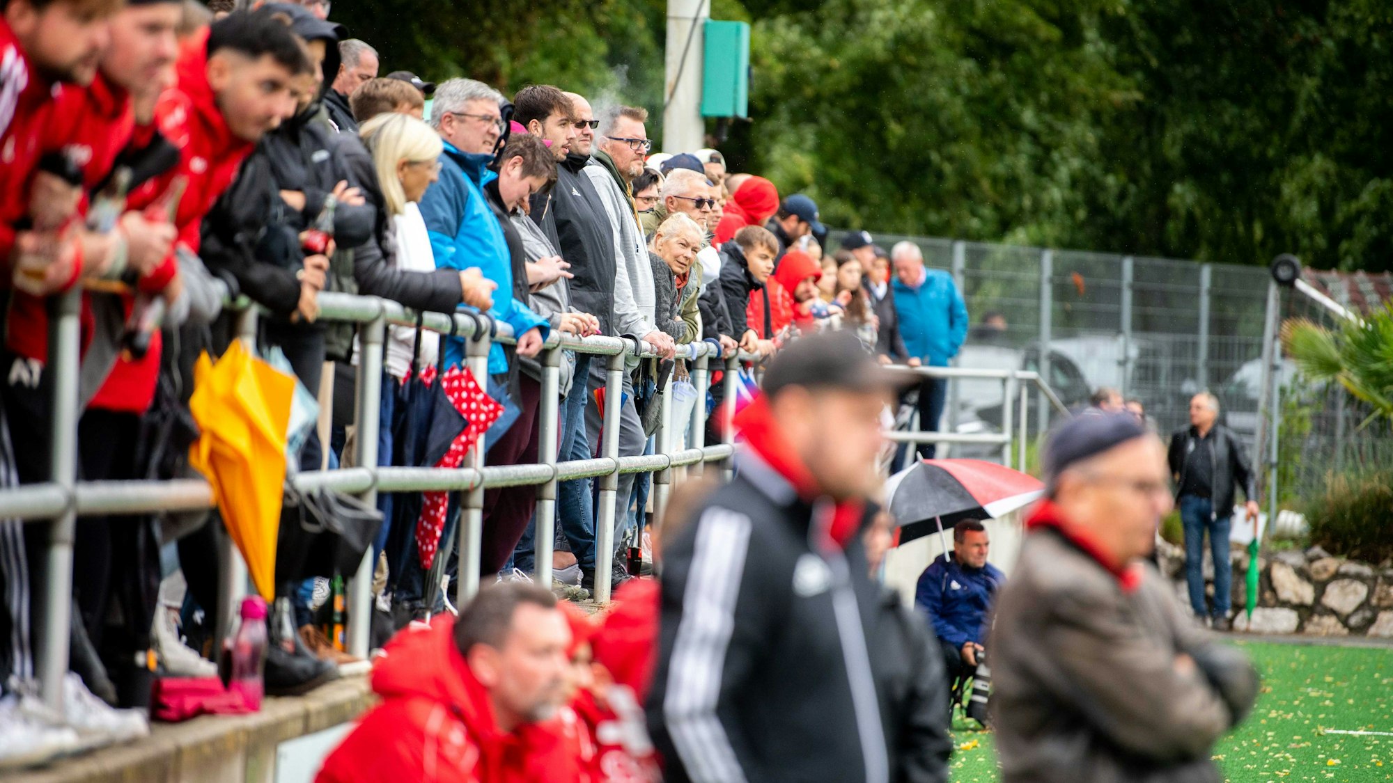 Das Bild zeigt ein gut gefüllte Tribüne.