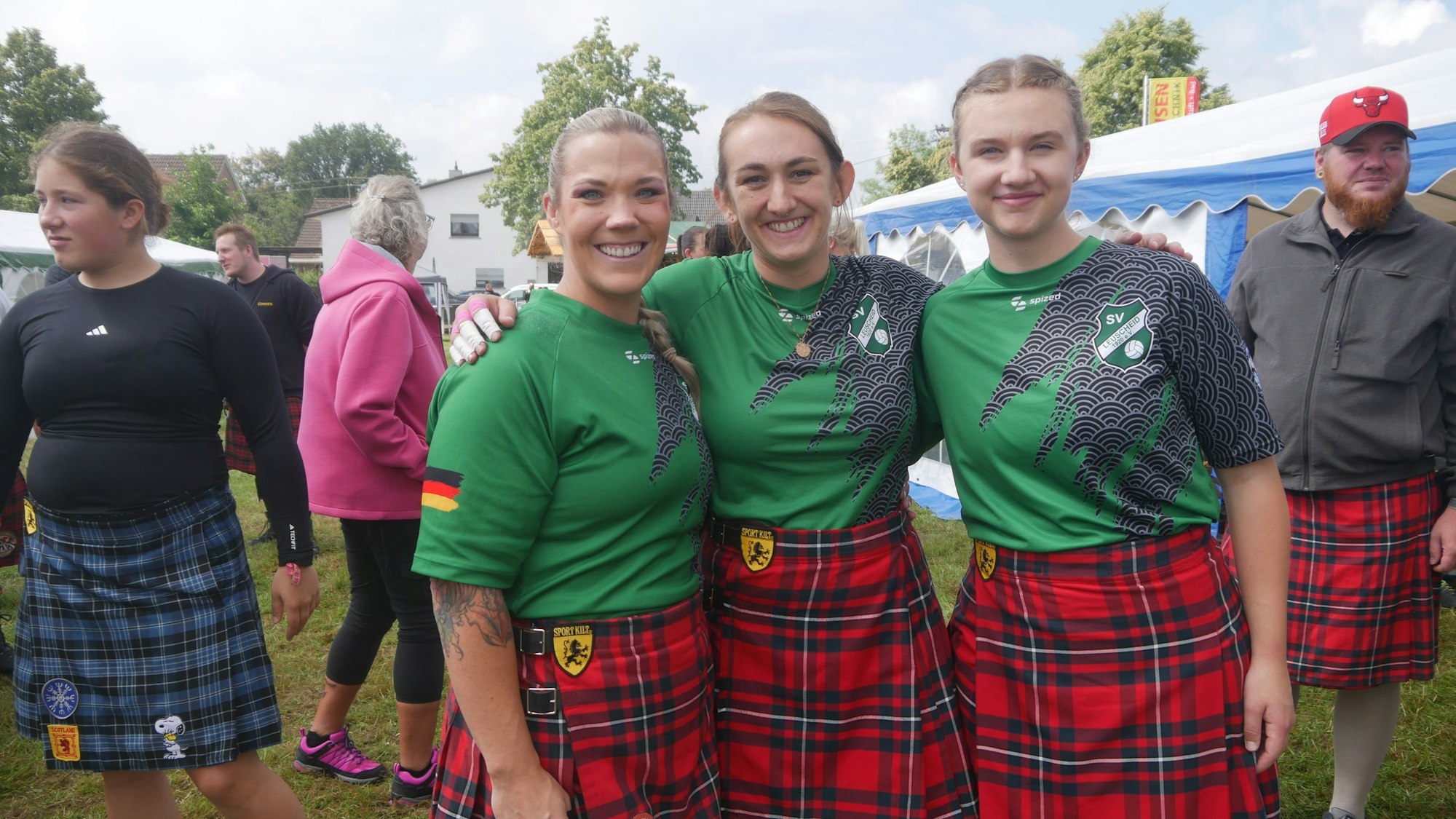 Drei Frauen in Schottenröcken.