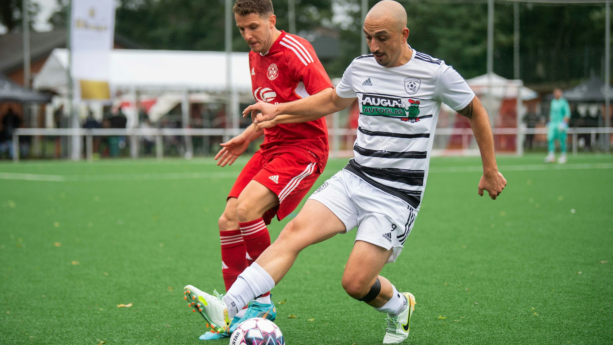 Das Bild zeigt Zülpichs Fabian Bentata (l.) im Zweikampf mit Mehmet Sahin.