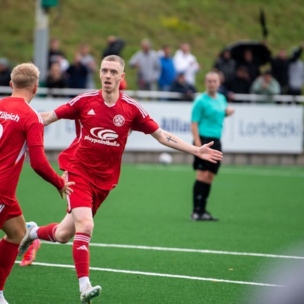 Das Bild zeigt den Doppel-Torschützen Dominik Spies, wies er jubelt.