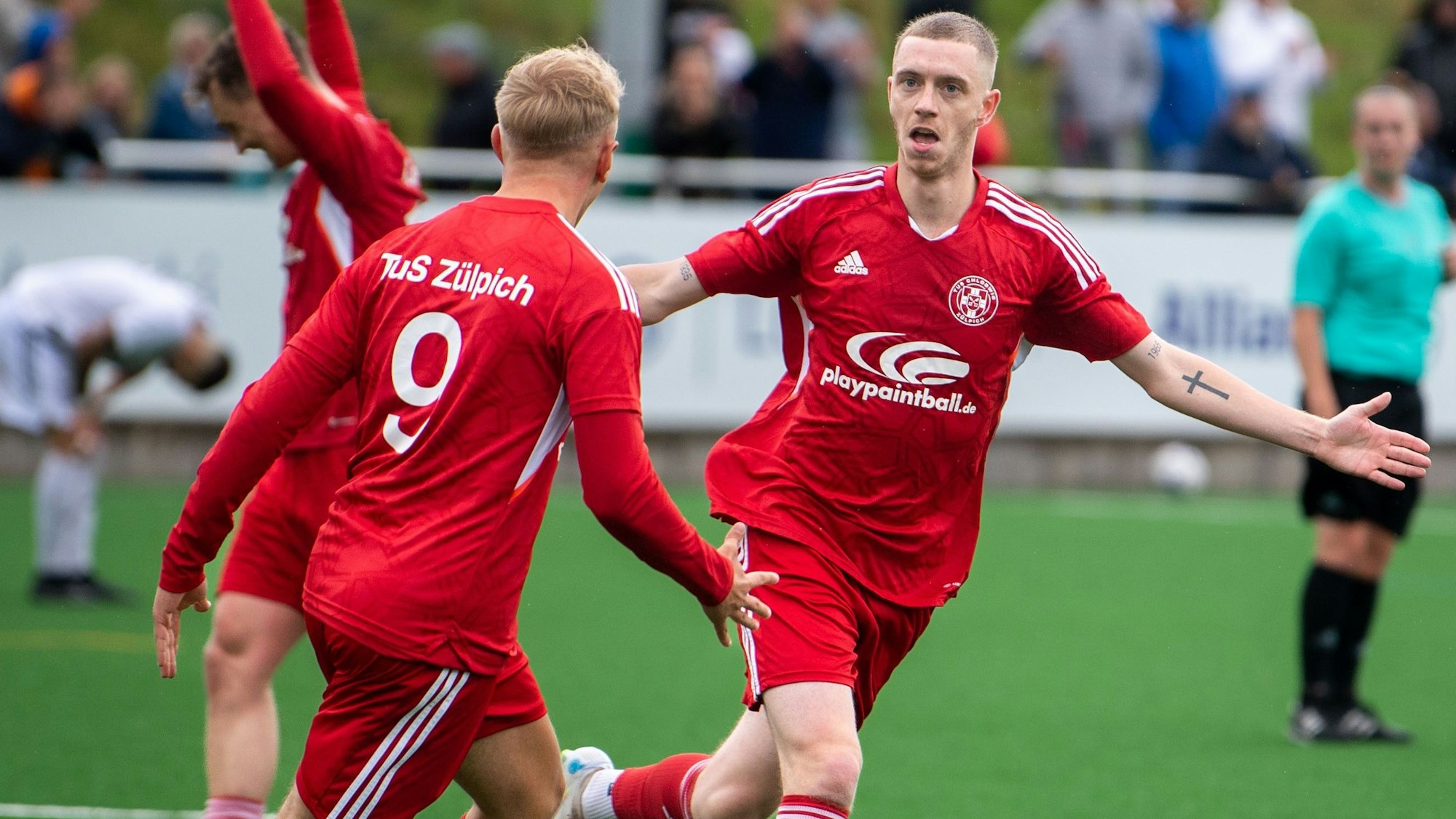 Das Bild zeigt den Doppel-Torschützen Dominik Spies, wies er jubelt.