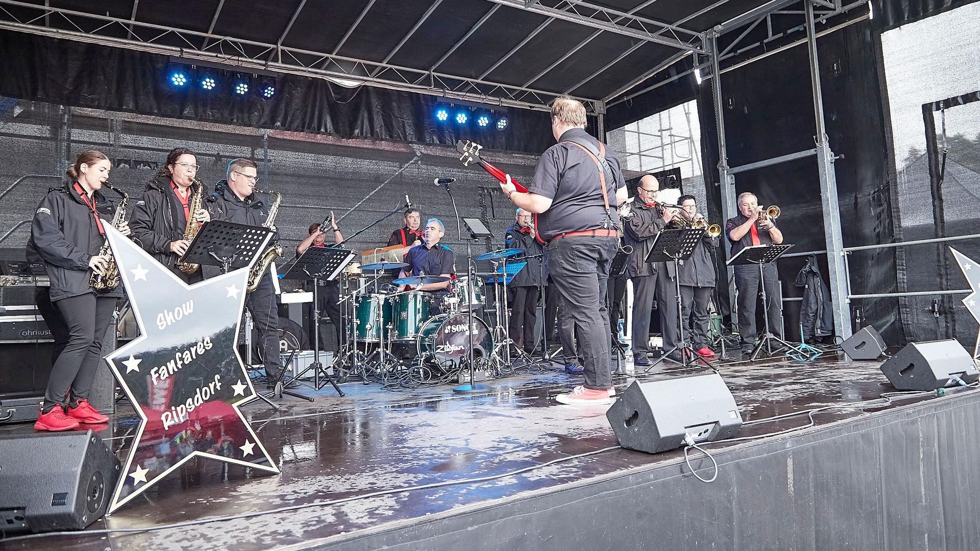 Auf der Bühne steht die Musikgruppe Showfanfares Ripsdorf.