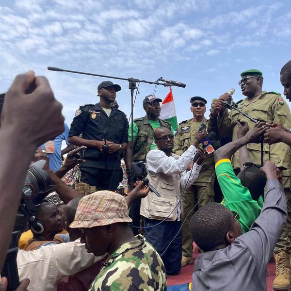 Einer der Soldaten, die den nigrischen Präsidenten Mohamed Bazoum gestürzt haben, spricht zu Anhängern der nigrischen Junta.