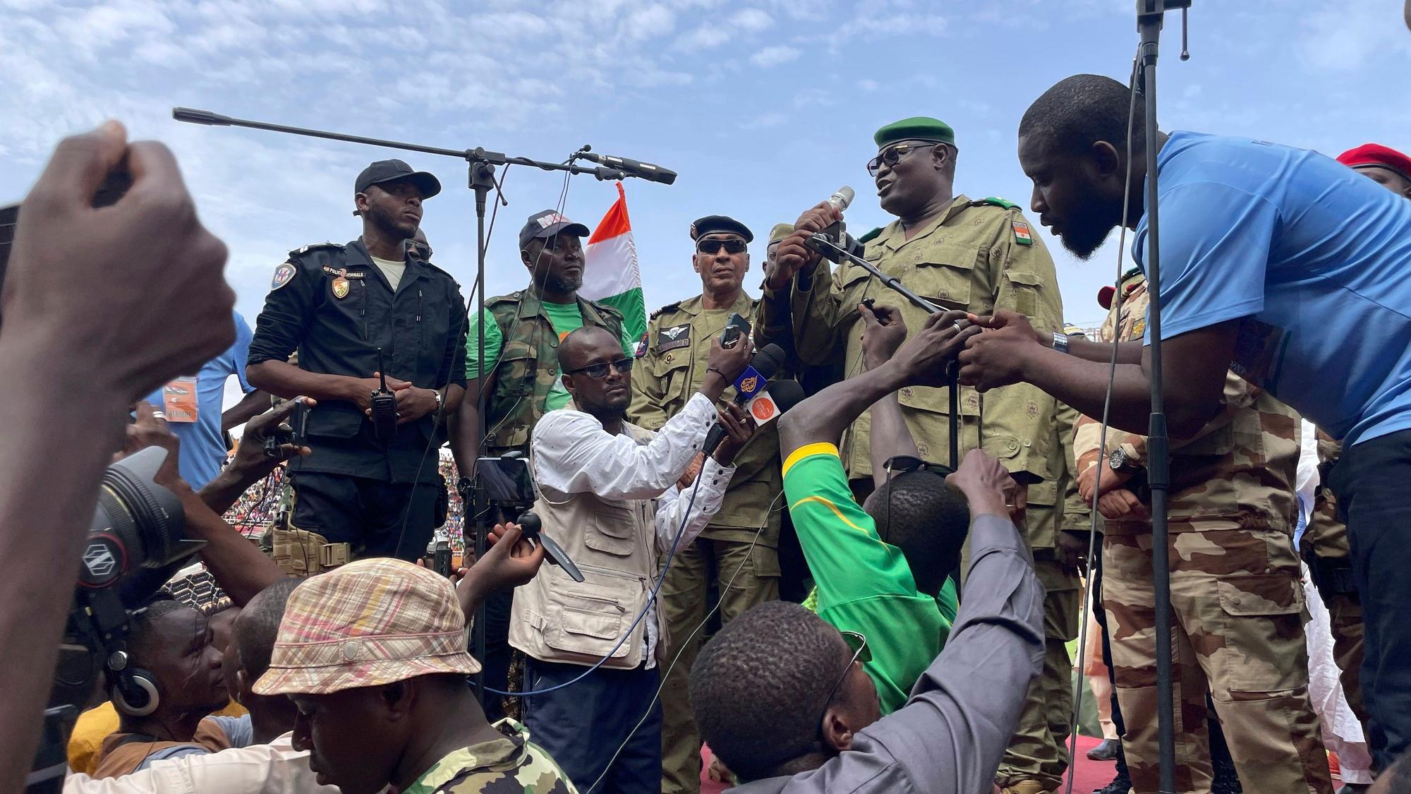 Einer der Soldaten, die den nigrischen Präsidenten Mohamed Bazoum gestürzt haben, spricht zu Anhängern der nigrischen Junta.