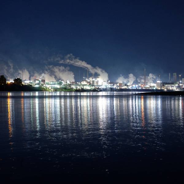 Leverkusen: Die Lichter des Chemparks in Leverkusen spiegeln sich im Wasser des Rheins.