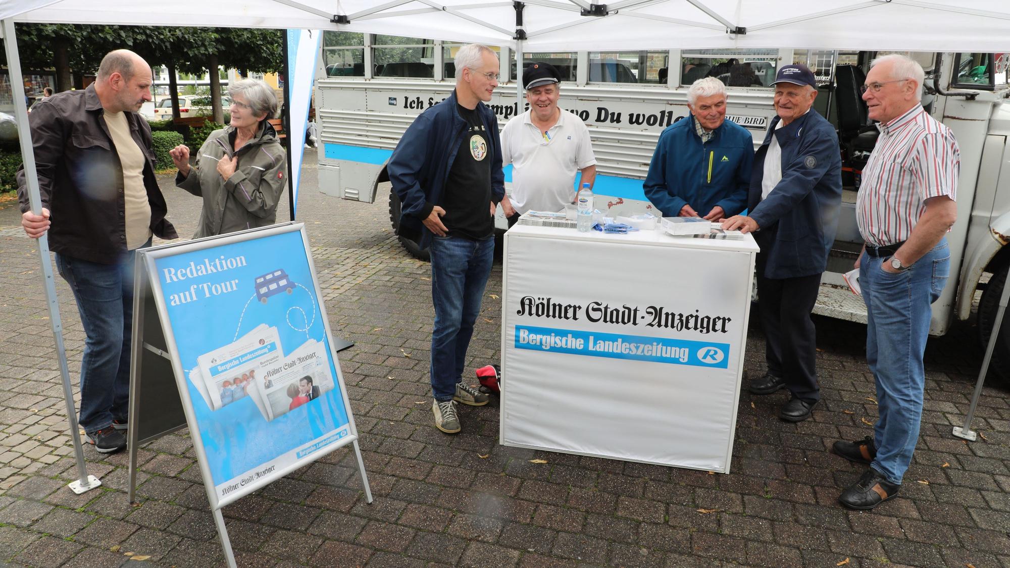 Menschen stehen am Leserstand der Sommertour von Bergischer Landeszeitung und Kölner Stadt-Anzeiger.