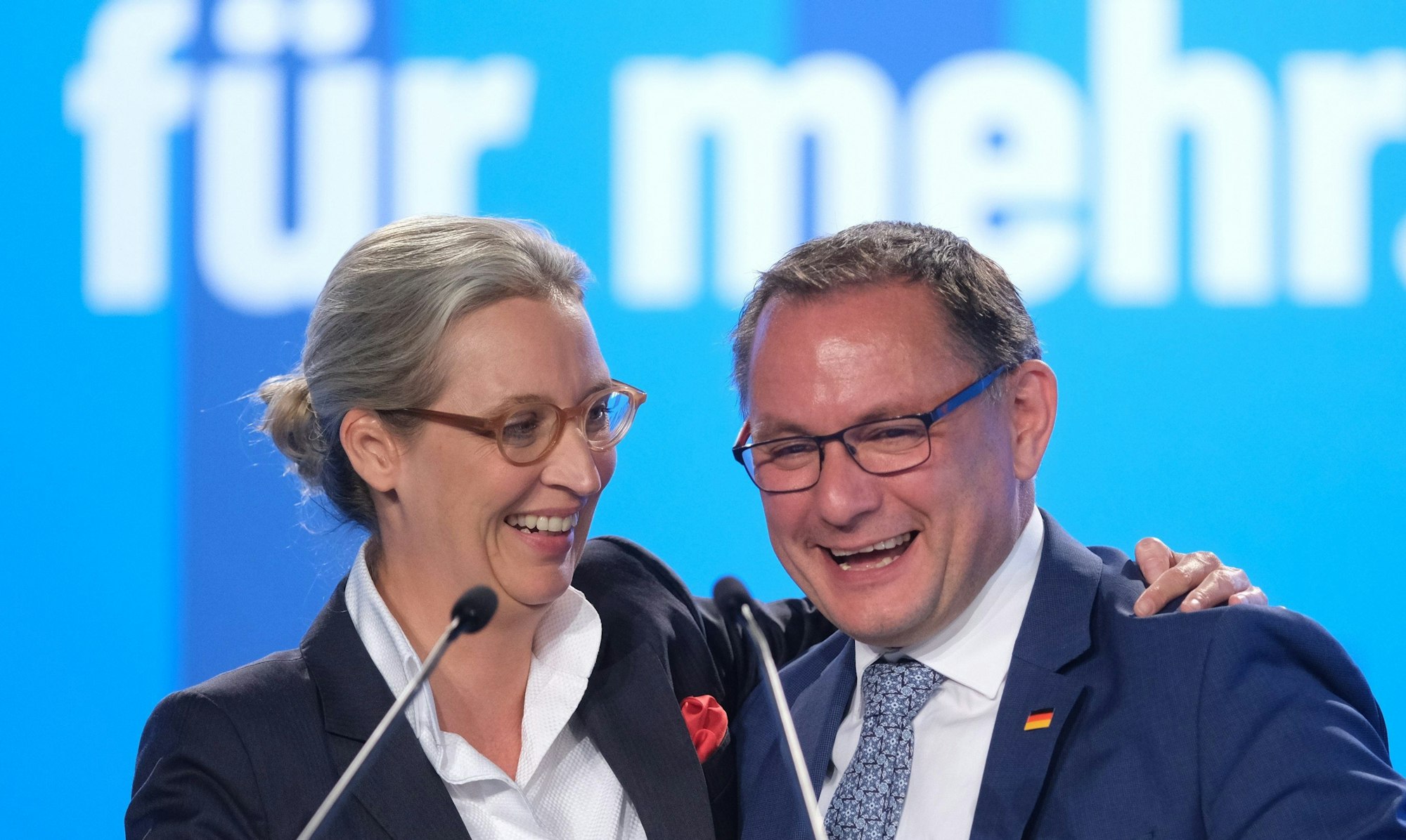 Tino Chrupalla, AfD-Bundesvorsitzender und Vorsitzender der AfD-Bundestagsfraktion und Alice Weidel, AfD-Bundesvorsitzende und Fraktionsvorsitzende der AfD-Bundestragsfraktion jubeln am Ende der AfD- Europawahlversammlung in einer Halle der Messe Magdeburg.