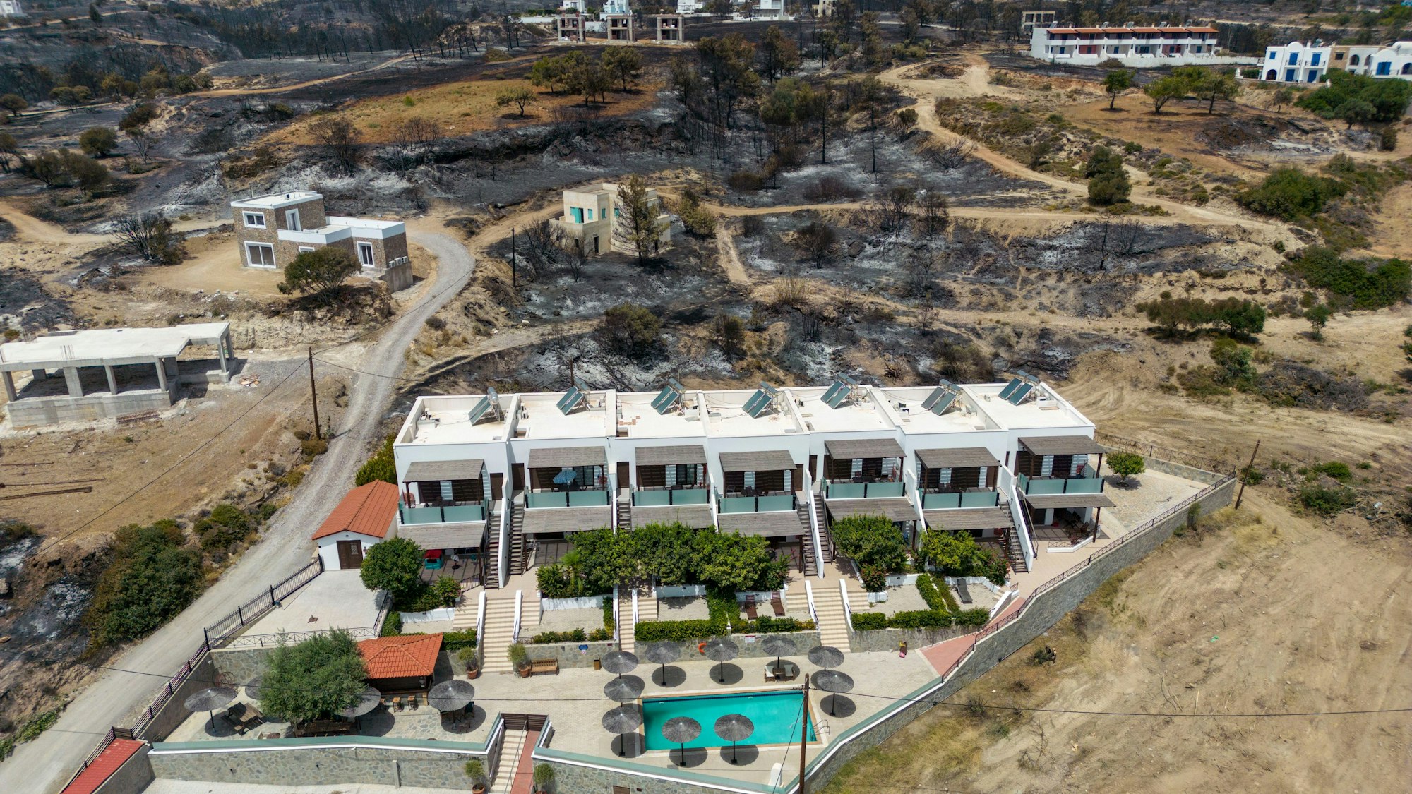 Luftbilder aus der Ortschaft Gennadi zeigen die Spuren des Feuers. Sie zeigen aber auch das Ergebnis der Brandbekämpfung durch Feuerwehr und Freiwillige, die Häuser haben kaum Schaden erlitten. (Aufnahme mit einer Drohne).