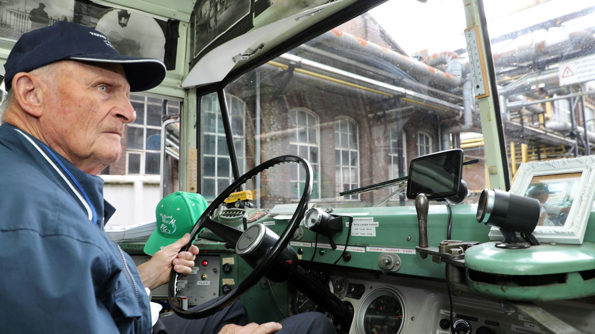 Der Overather Norbert Kuhl fährt in einem historischen amerikanischen Schulbus durch die sogenannte „Mainstreet“ des Bergisch Gladbacher Zanders-Areals.