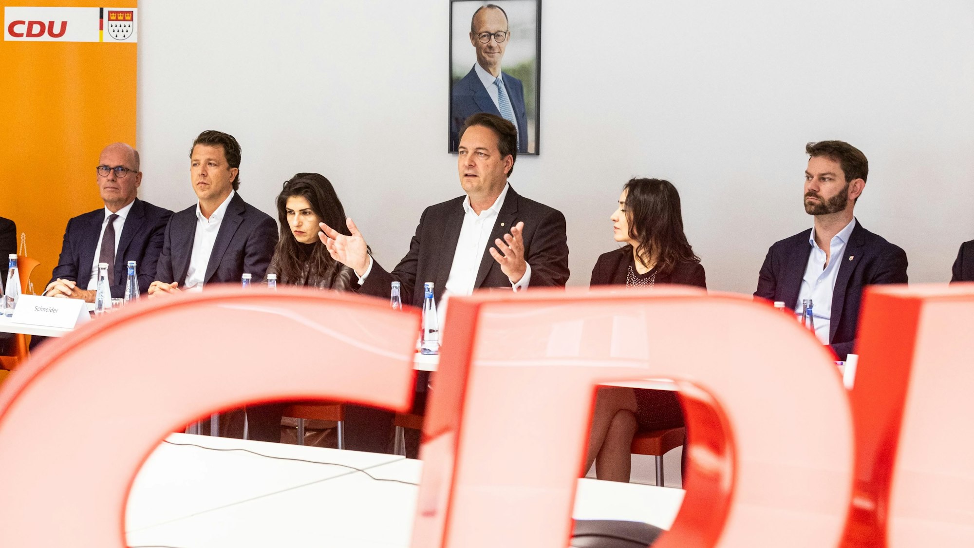 Der Kölner CDU-Chef Karl Alexander Mandl (Mitte) gehört selbst der Findungskommission für die OB-Wahl 2025 an.