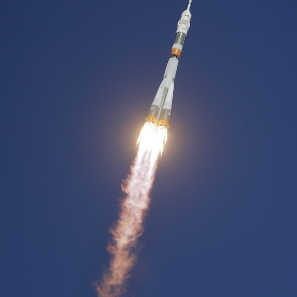 Aufnahme der Sojus MS-10 Raumkapsel nach ihrem Start vom Weltraumbahnhof Baikonur.