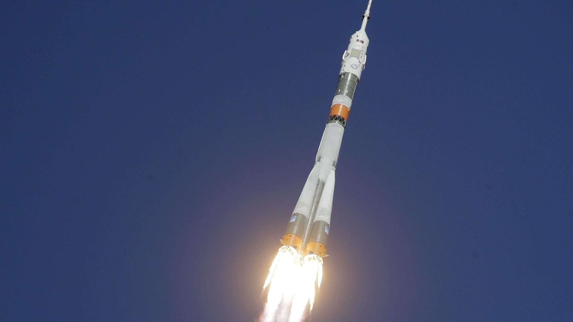 Aufnahme der Sojus MS-10 Raumkapsel nach ihrem Start vom Weltraumbahnhof Baikonur.