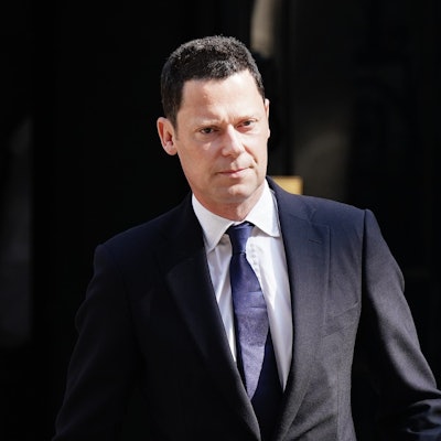 Aufnahme von Alex Chalk, Justizminister von Großbritannien, im Anzug mit Krawatte