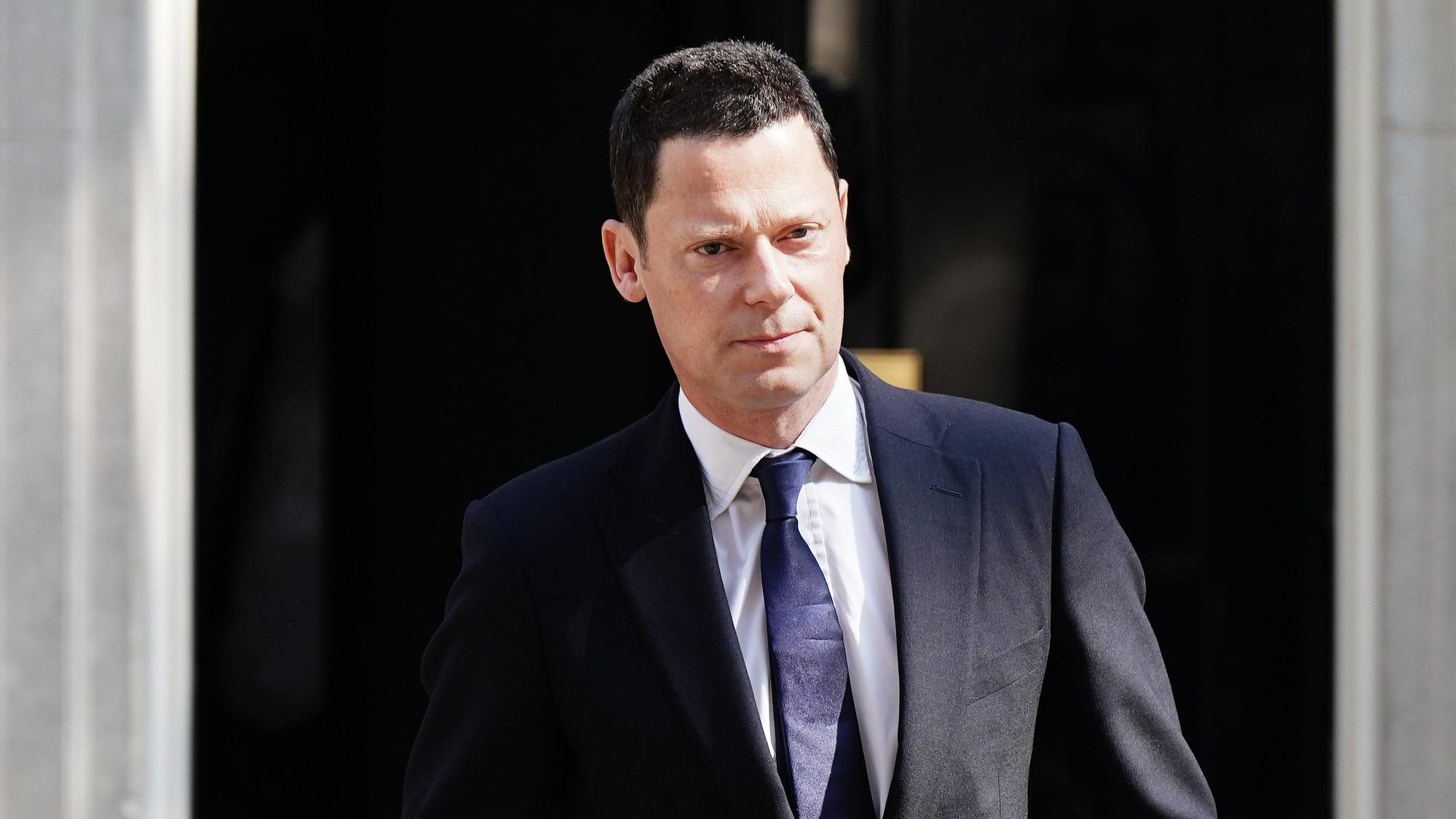 Aufnahme von Alex Chalk, Justizminister von Großbritannien, im Anzug mit Krawatte