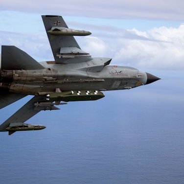 Ein Bundeswehr-Tornado bestückt mit dem Lenkflugkörper Taurus bei einer Übung. Verteidigungsminister Pistorius will nach wie vor keine Taurus-Marschflugkörper an die Ukraine liefern. Für diese Haltung gibt es scharfe Kritik. (Archivbild)