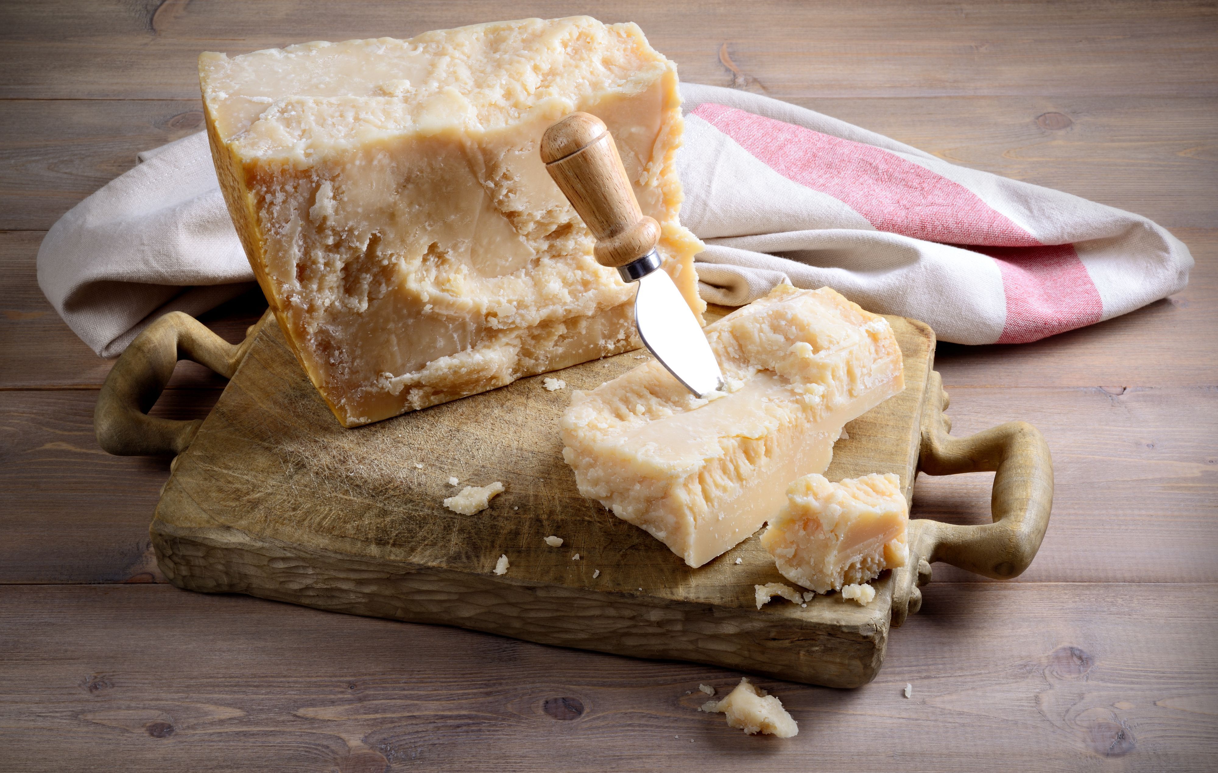 Ein italienischer Hartkäse liegt auf einem Tisch.