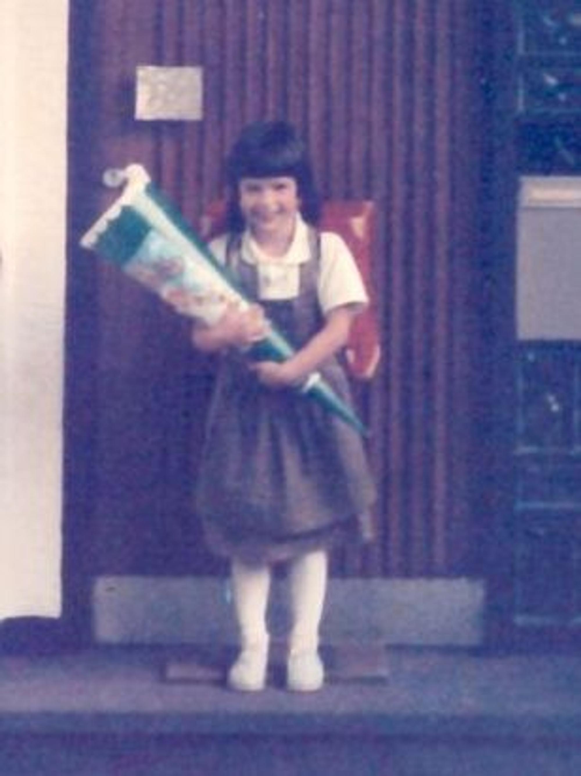 Das Bild zeigt die Erftstädter Bürgermeisterin Carolin Weitzel als i-Dötzchen vor ihrem Elternhaus.