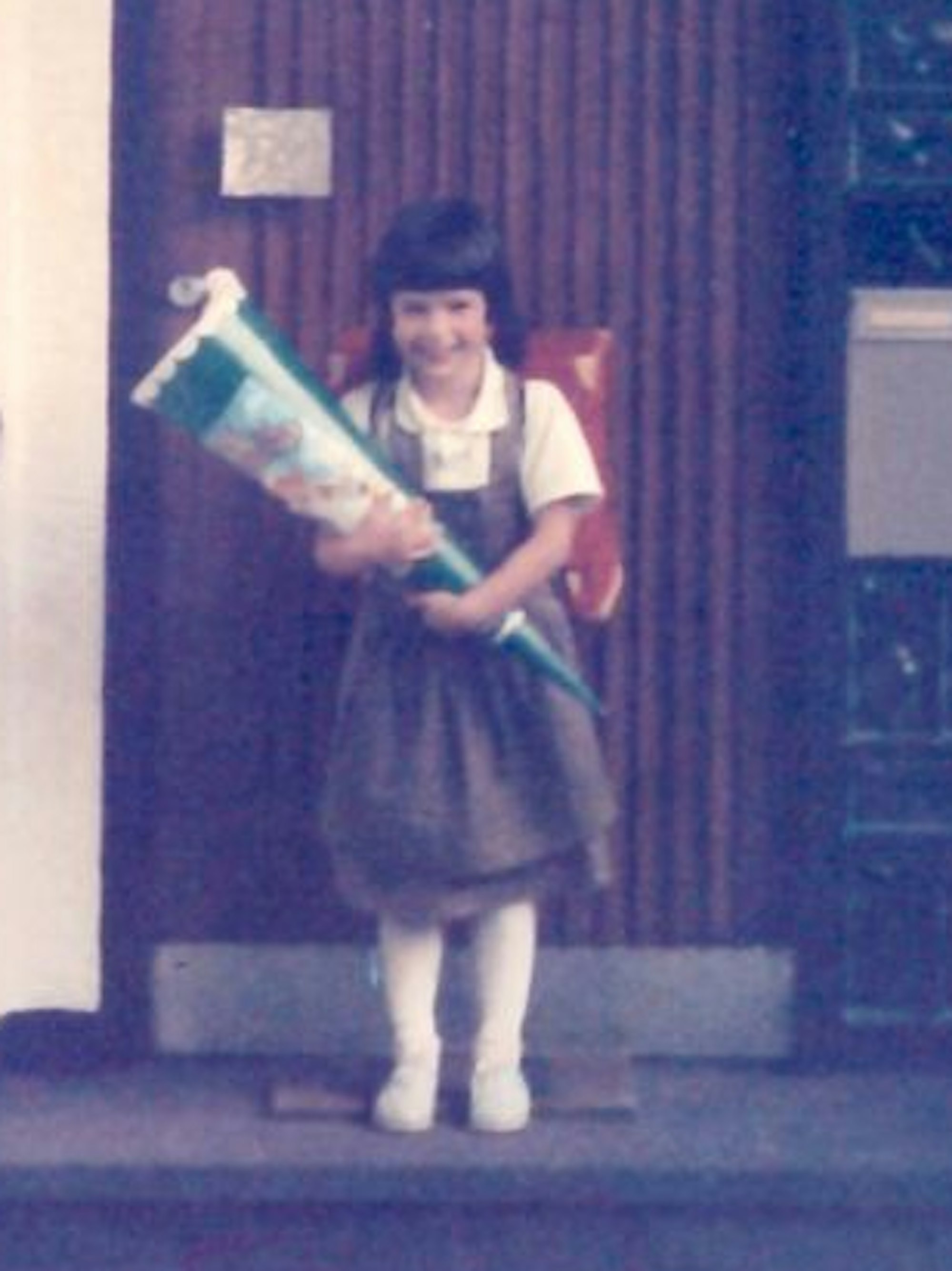 Das Bild zeigt die Erftstädter Bürgermeisterin Carolin Weitzel als i-Dötzchen vor ihrem Elternhaus.