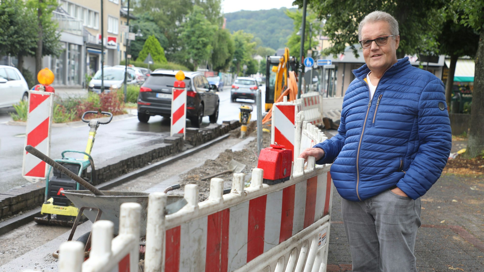 Peter Schwamborn steht an der Absperrung einer Glasfaserbaustelle im Zentrum von Overath.
