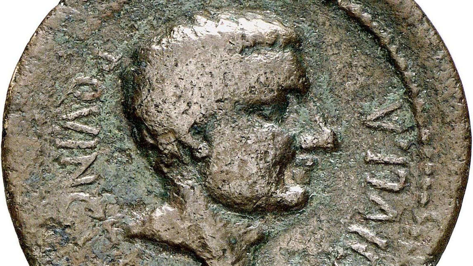 ARCHIV - Eine Varus-Münze wird in der Imperium-Ausstellung in Haltern ausgestellt (undatiertes handout).