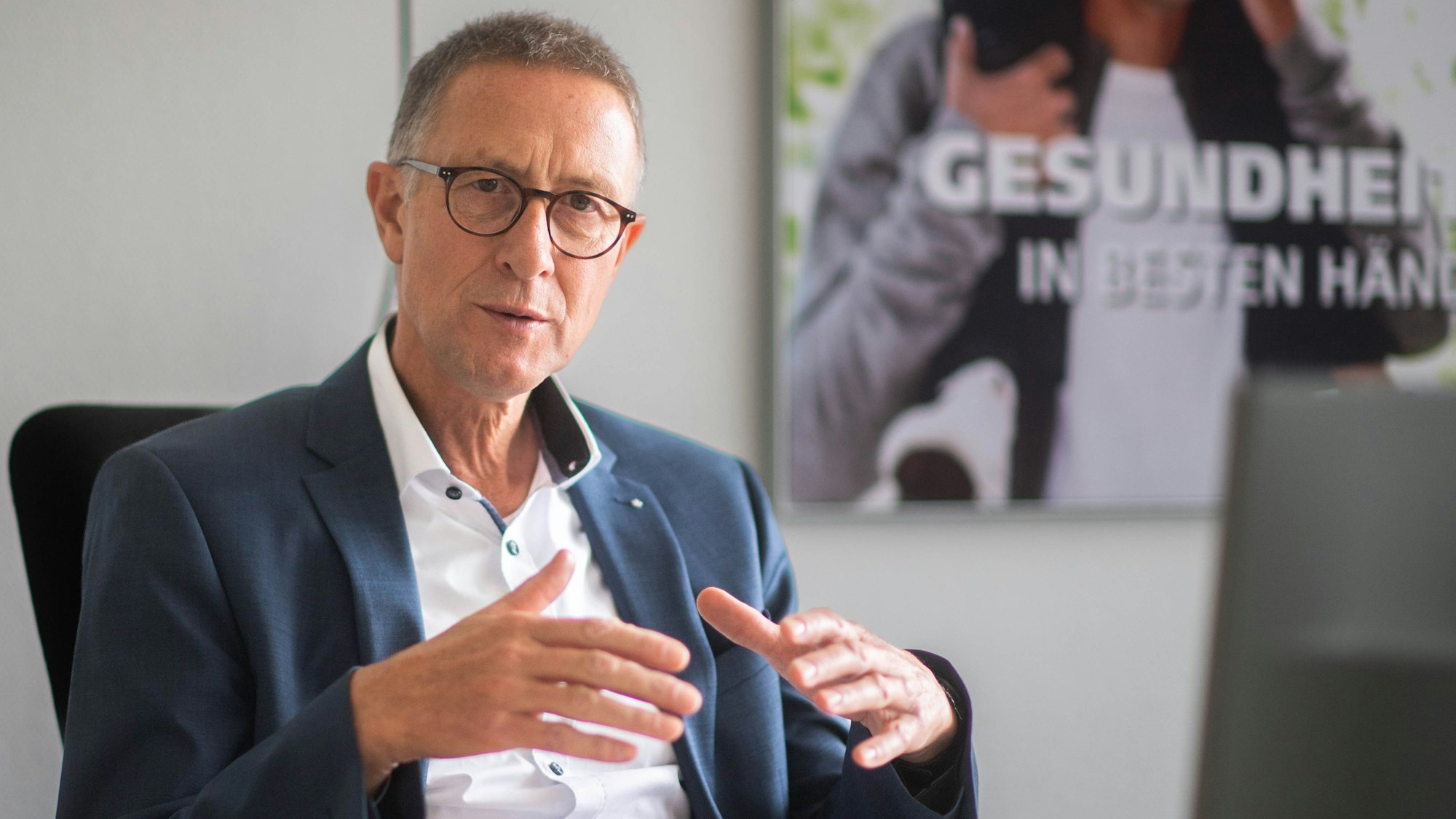 Das Bild zeigt Helmut Schneider im Gespräch.