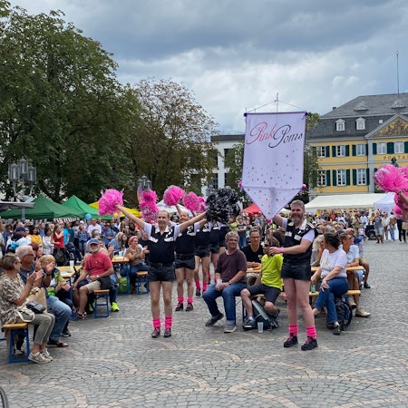 Die Pink Poms, „Europas erster Männercheerleader Verein“, tanzen auf dem Münsterplatz.