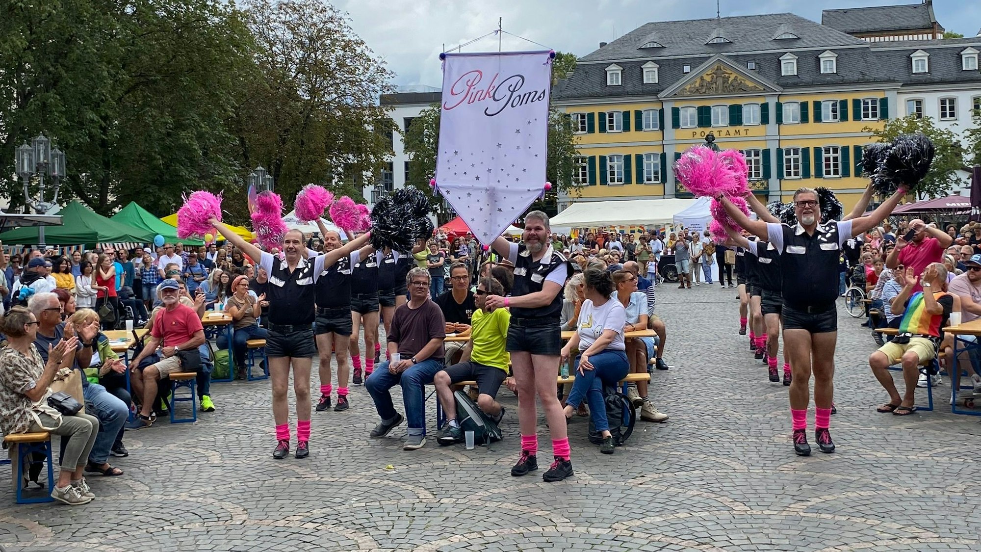 Die Pink Poms, „Europas erster Männercheerleader Verein“, tanzen auf dem Münsterplatz.
