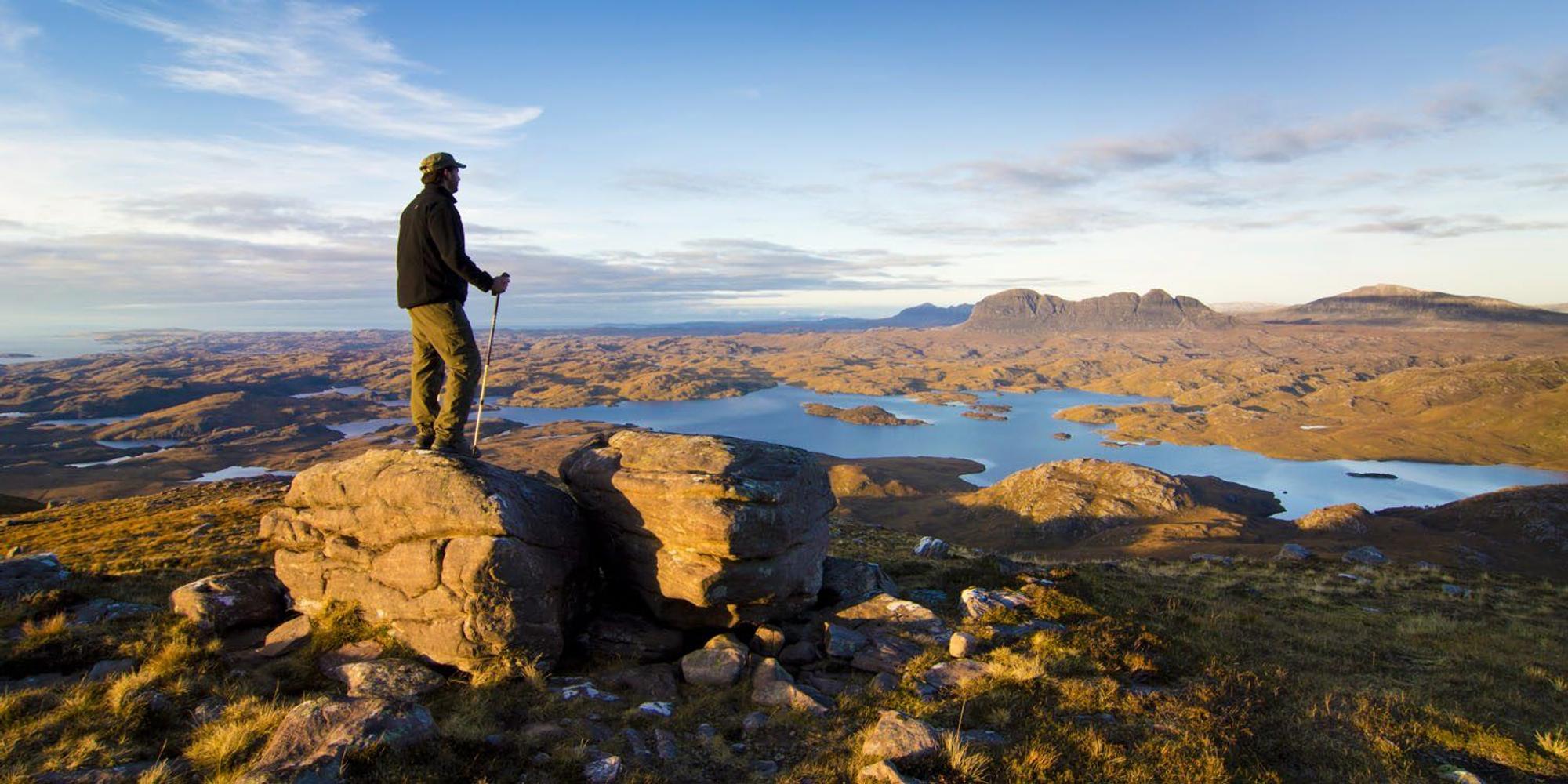 Ein Wanderer in den schottischen Highlands.