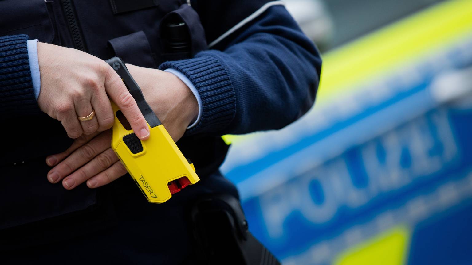 Ein Polizeibeamter mit einem Taser