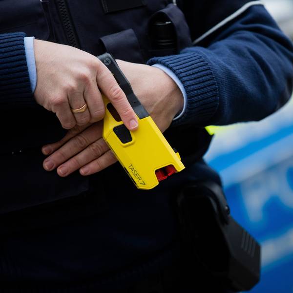 Ein Polizeibeamter mit einem Taser