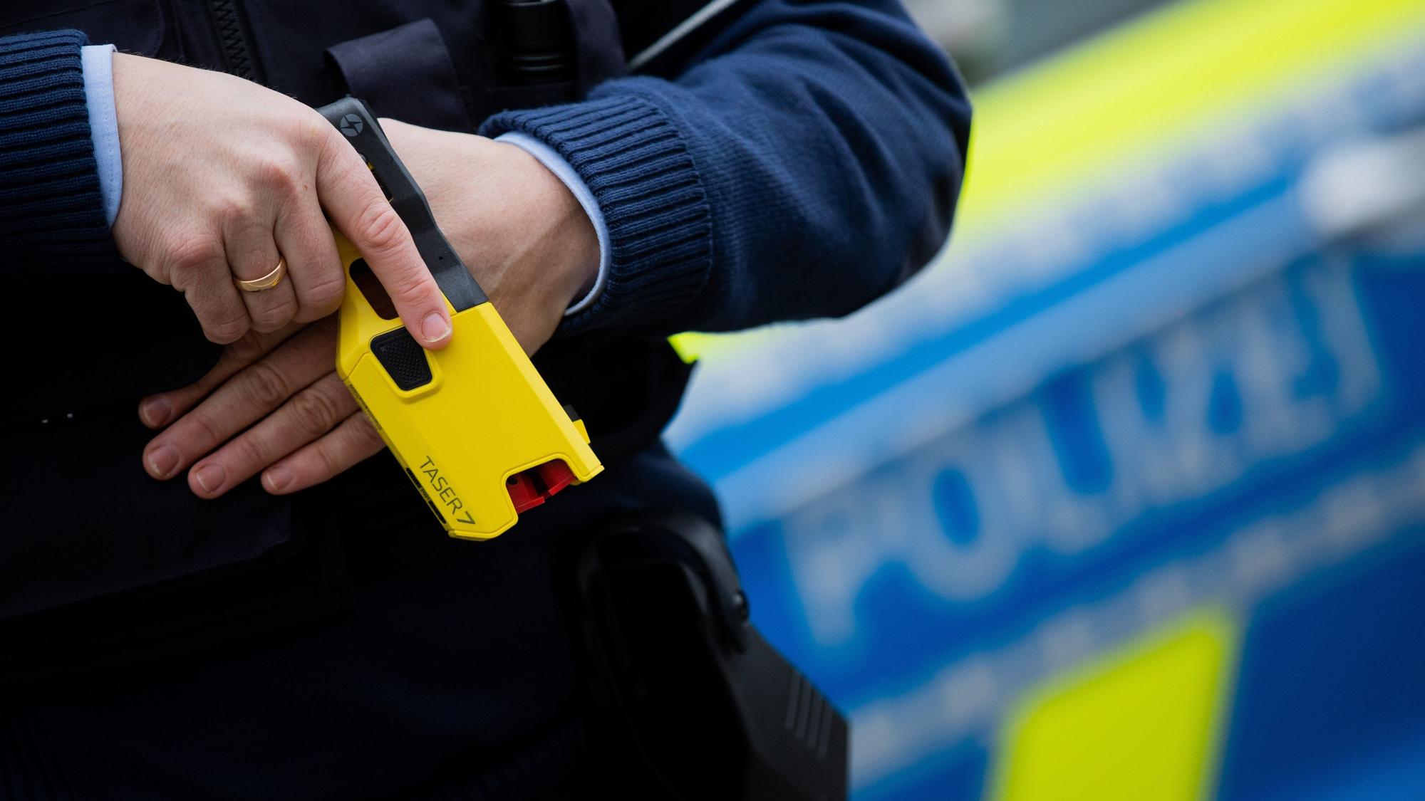 Ein Polizeibeamter mit einem Taser