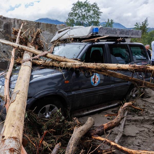 Slowenien, Kamnik: Ein Fahrzeug des Bergrettungsdienstes ist nach dem Hochwasser zerstört.